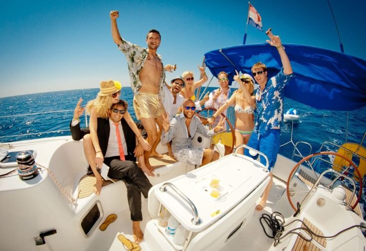 Book Luxury Yacht rental in dubai