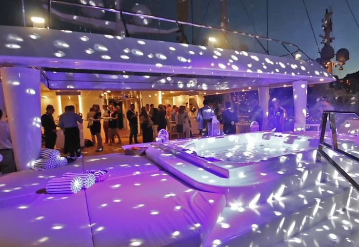 Book Luxury Yacht rental in dubai