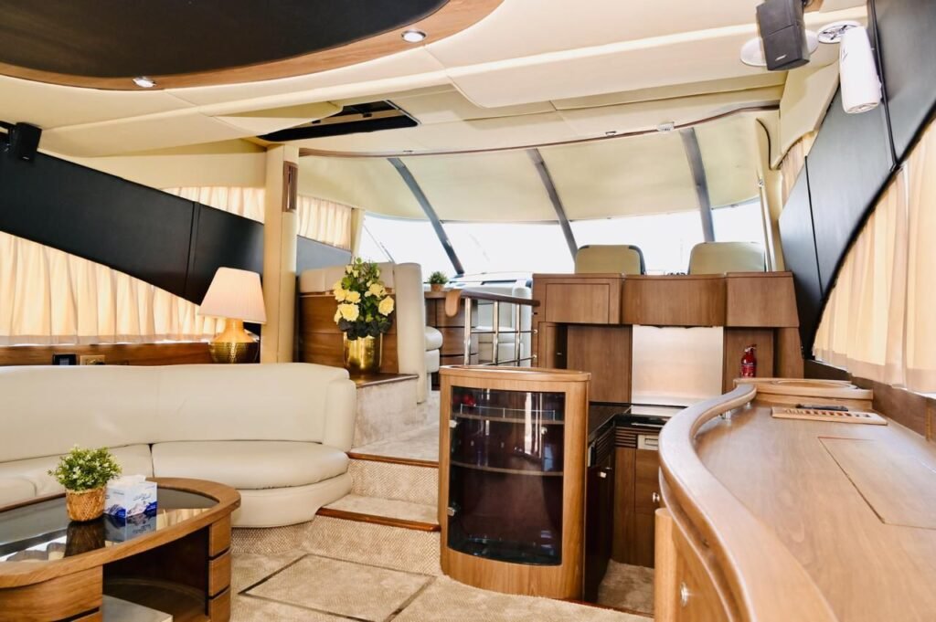 65ft Fairline Yacht image 4