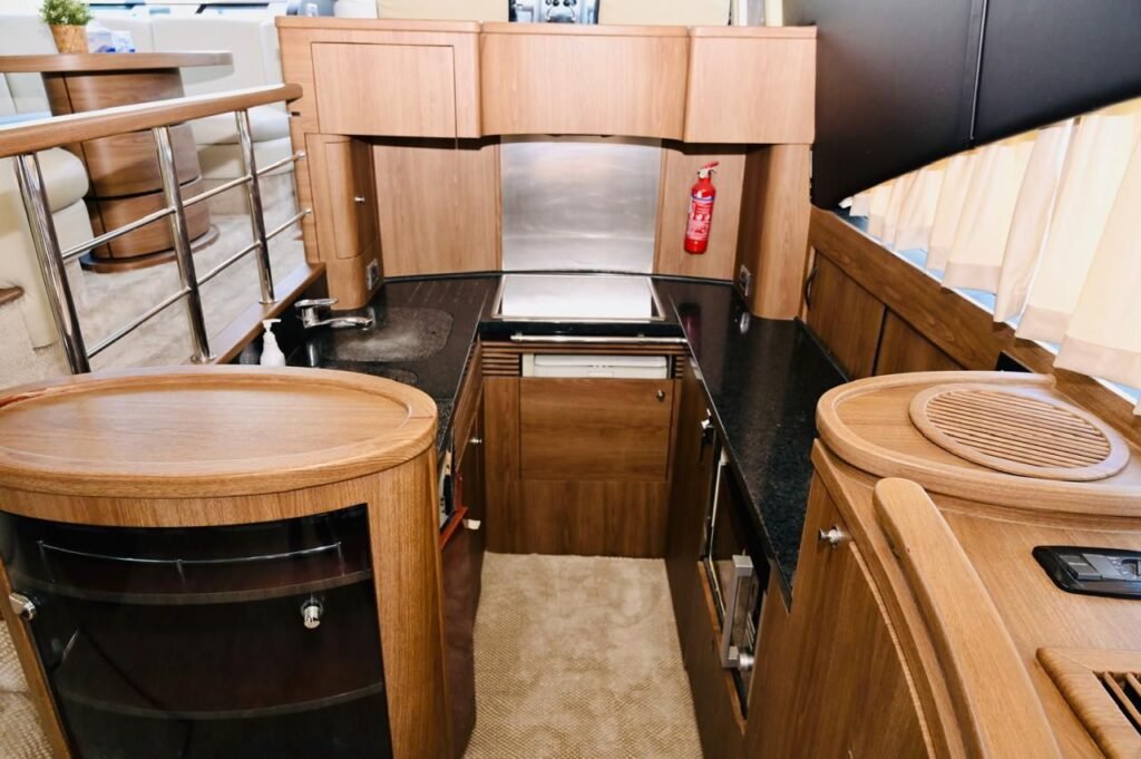 65ft Fairline Yacht image 7