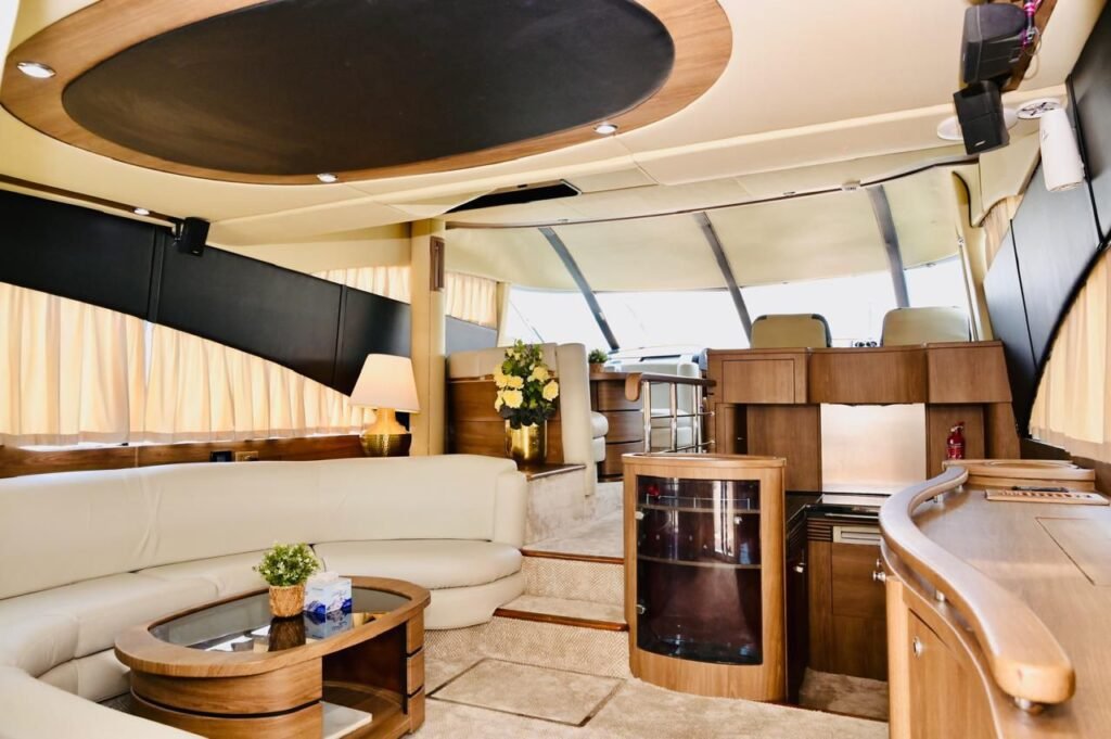 65ft Fairline Yacht image 8