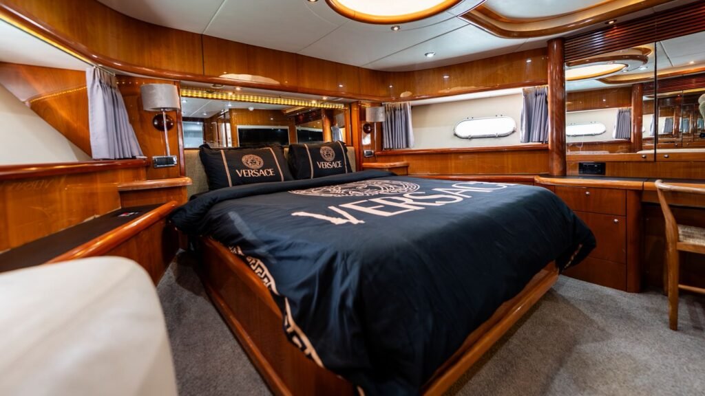 90ft Sunseeker Yacht image 11