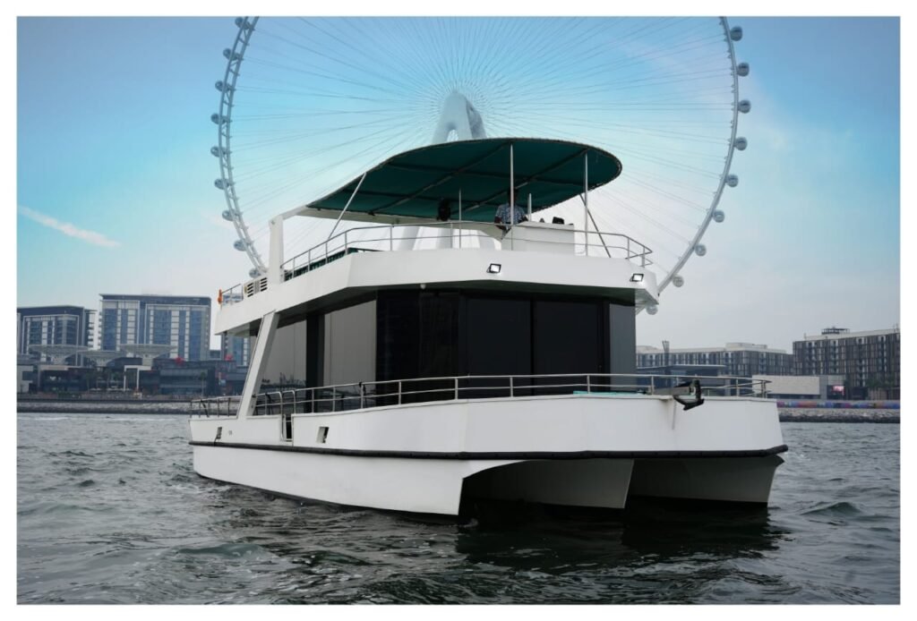 70ft Houseboat image 1