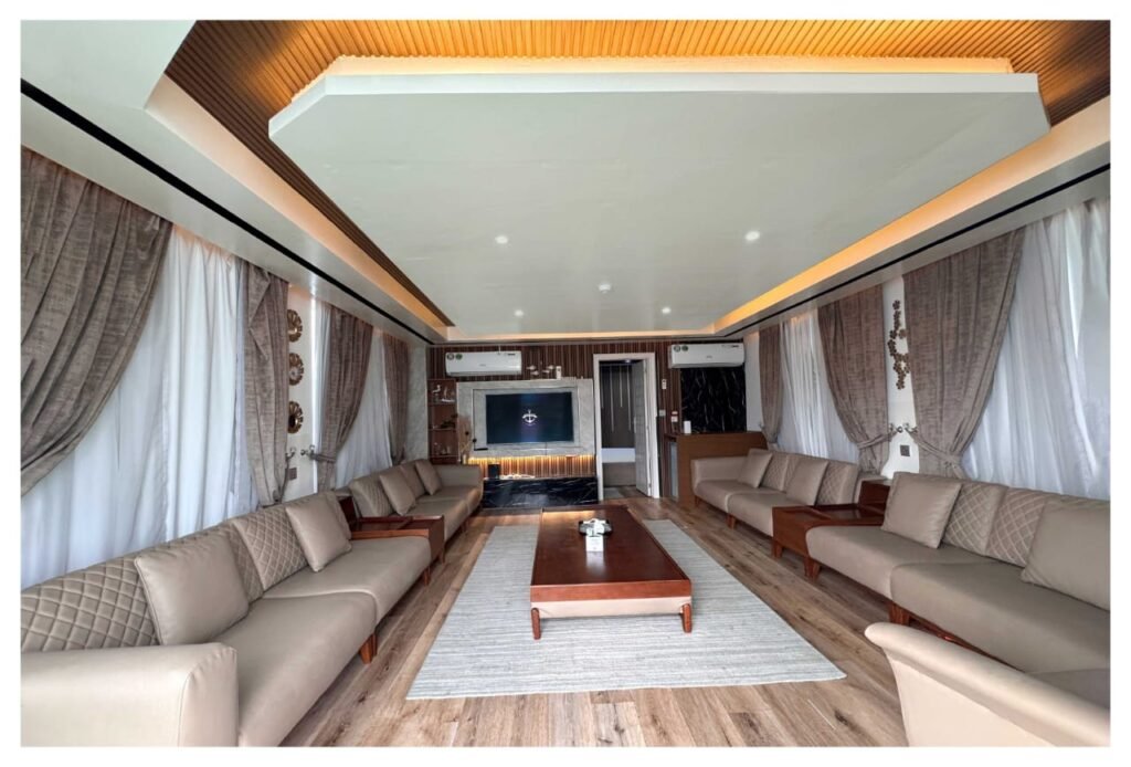 70ft Houseboat image 5
