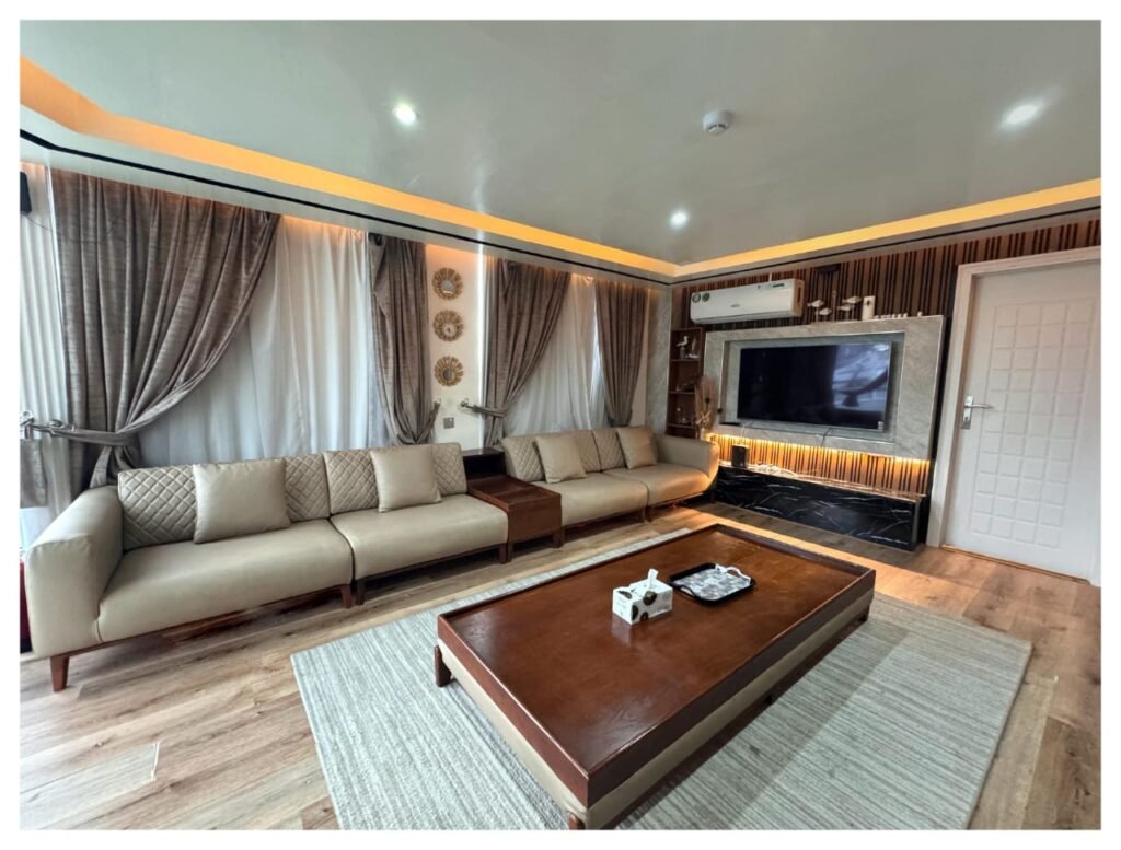 70ft Houseboat image 8