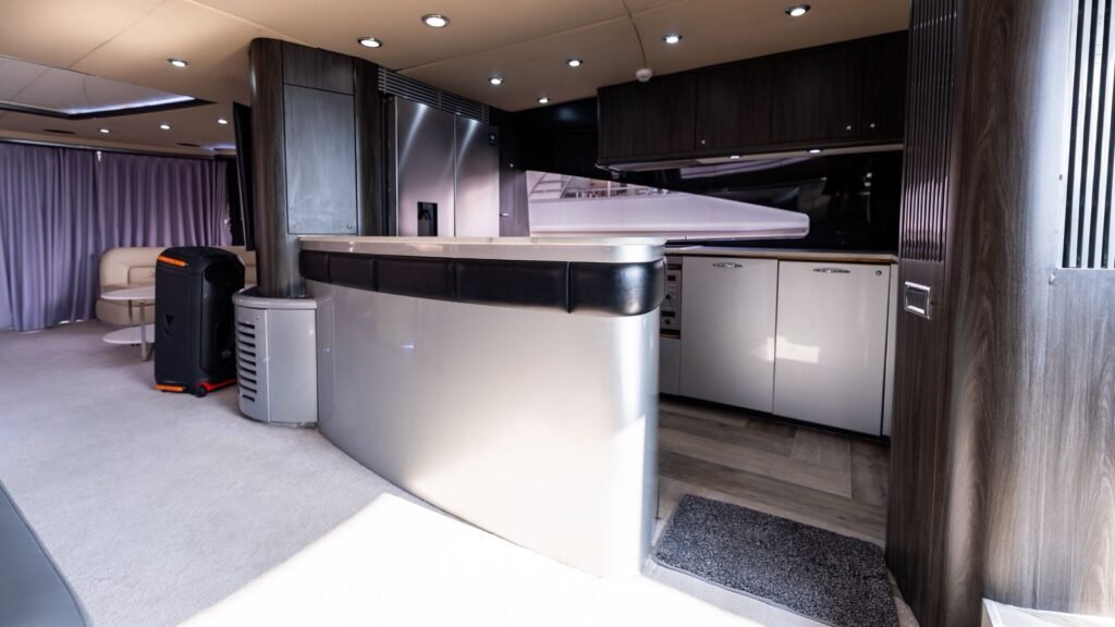90ft Sunseeker Yacht image 4